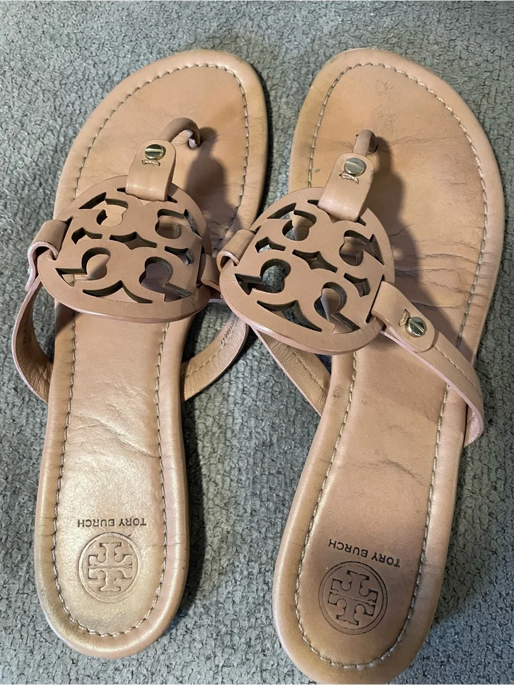 Tory Burch Logo Tan Thong Sandals Size 9 - Picture 2 of 3